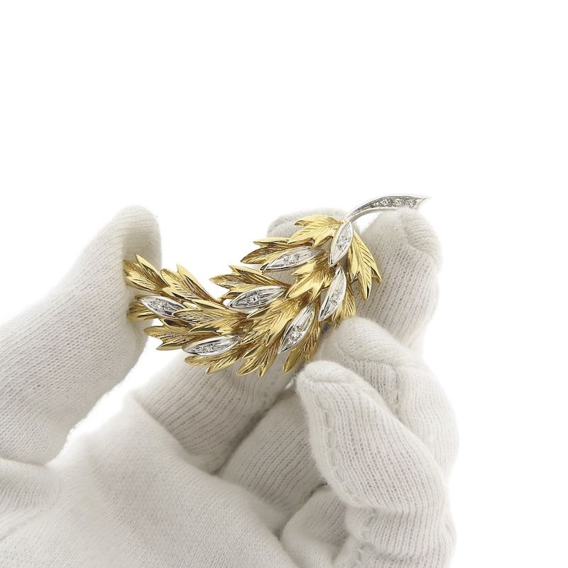 Image 11 of Exclusive two-tone gold leaf brooch with diamond 0.065