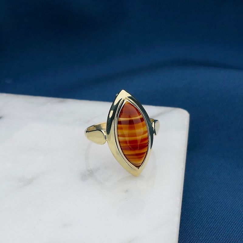 Image 2 of Vintage gold ring with carnelian bandagate