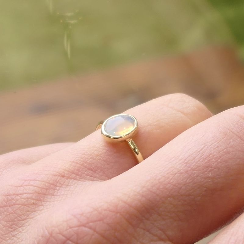 Image 8 of Gold ring with precious opal