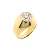 Gold oval signet ring with diamonds; 0.57 ct.