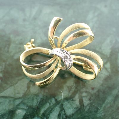 Image 2 of Gold brooch as a bow with diamond