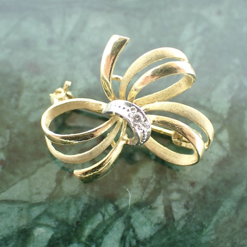 Image 2 of Gold brooch as a bow with diamond