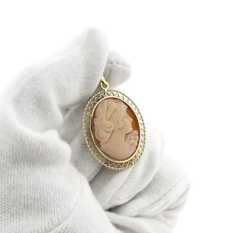 Image 4 of Gold pendant with cameo