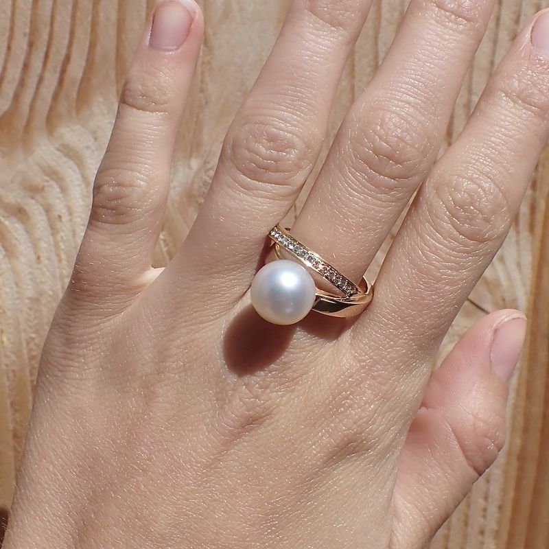 Image 3 of 18 carat gold ring with large pearl and diamonds