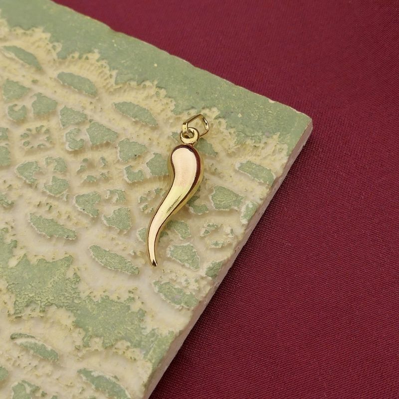 Image 9 of Gold pendant of an Italian pepper