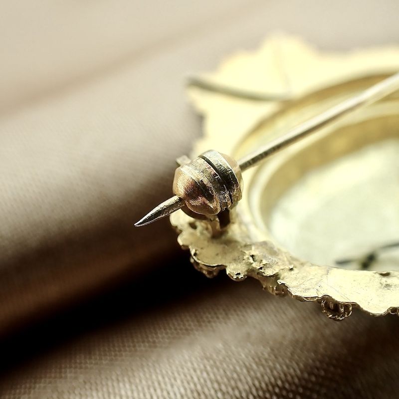 Image 7 of Old Dutch gold brooch with a cap bell