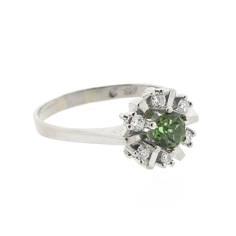 Image 7 of White gold ring with peridot and diamonds | 0.24 ct.