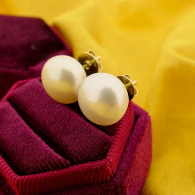 Image 2 of Gold stud earrings with cultured pearl