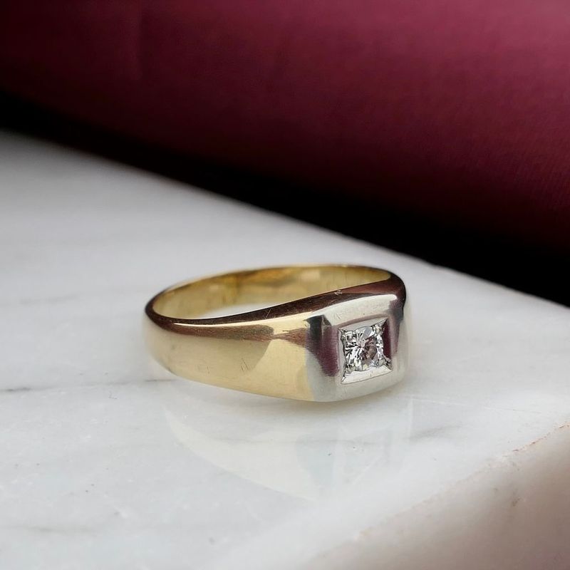 Image 2 of Gold solitaire ring with diamond; 0.10 ct.