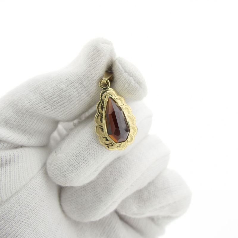 Image 3 of Vintage gold pendant with garnet