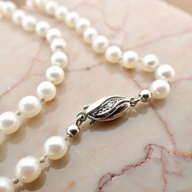 Image 2 of Vintage/antique pearl necklace with 18K white gold clasp | 59 cm