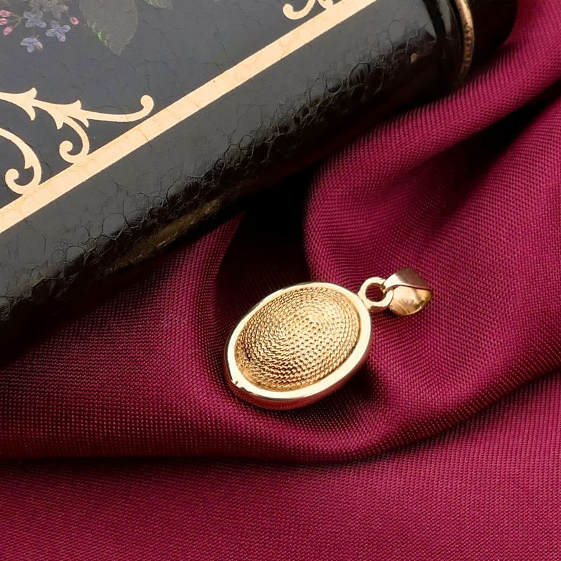 Image 2 of Gold pendant with pattern