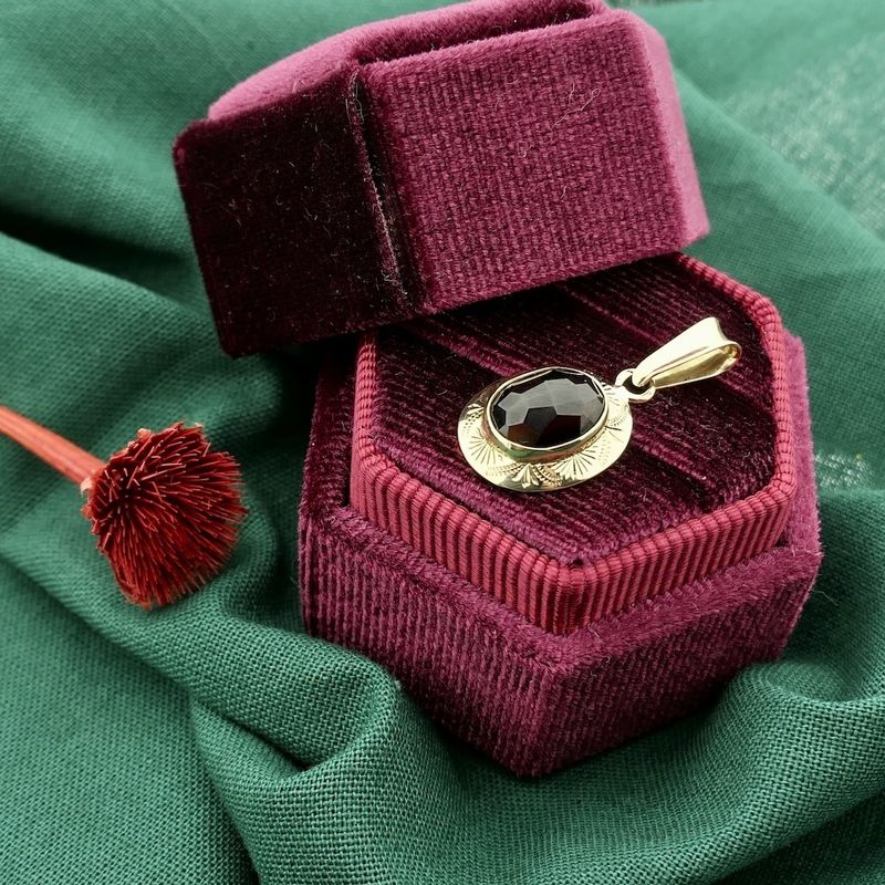 Image 2 of Vintage gold pendant with garnet