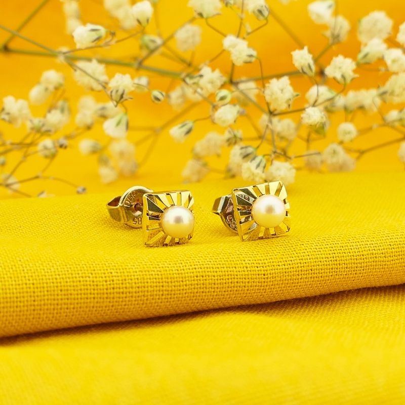 Image 2 of Gold stud earrings with pearl