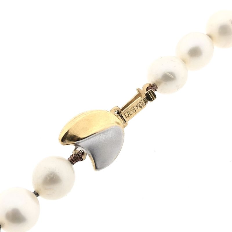 Image 4 of Pearl necklace with 9 carat bicolor clasp
