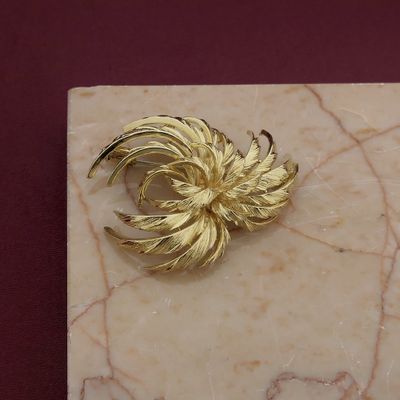 Image 2 of Luxurious gold brooch; Floral design