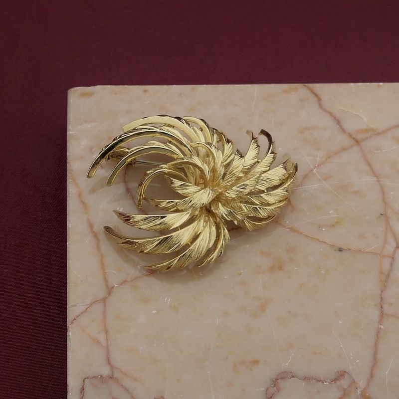 Image 2 of Luxurious gold brooch; Floral design