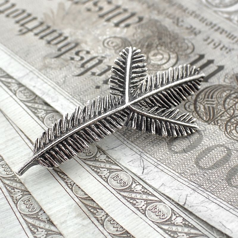 Image 2 of Silver brooch | Needle branch