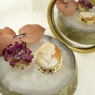 Image 2 of Gold brooch/pendant with cameo and diamond