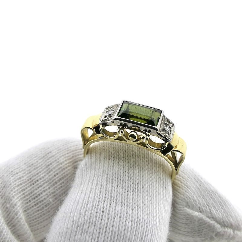 Image 3 of Vintage gold ring with peridot and diamonds; 0.04 ct.