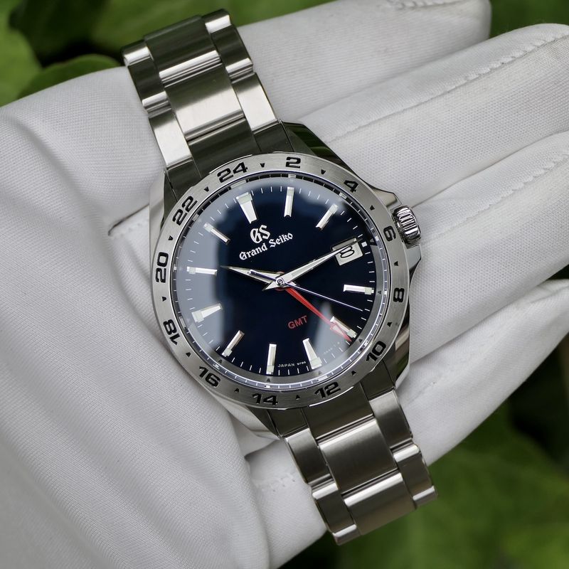 Image 21 of Grand Seiko GMT SBGN005G; Men's watch with second time zone