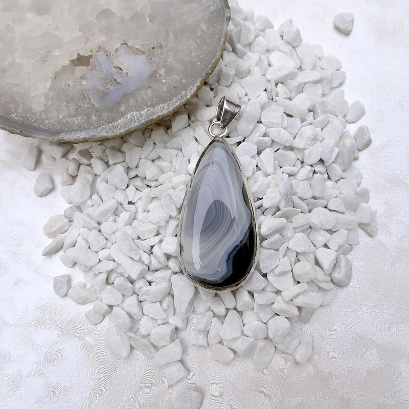 Image 2 of Silver pendant with agate