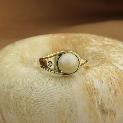 Image 2 of Gold ring with pearl and diamond; 0.01 ct.