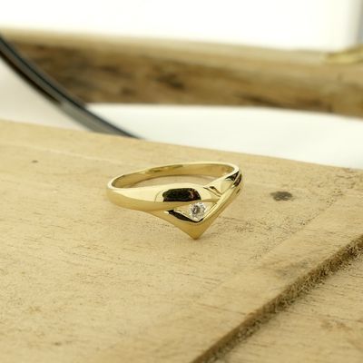 Gold V-shaped ring with zirconia Image 2 of Gold V-shaped ring with zirconia