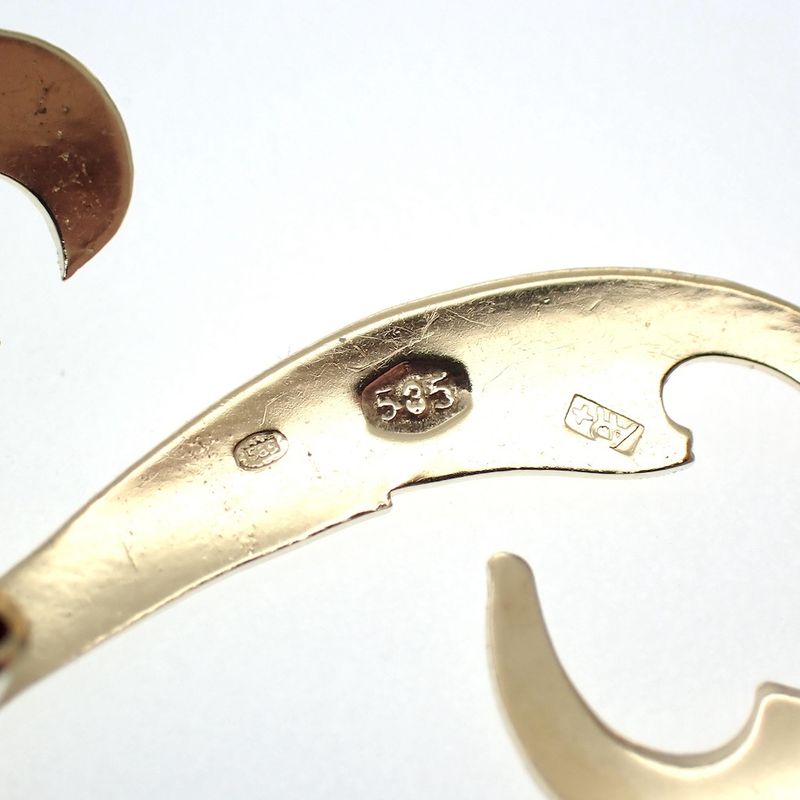 Image 3 of Gold letter brooch; letter T