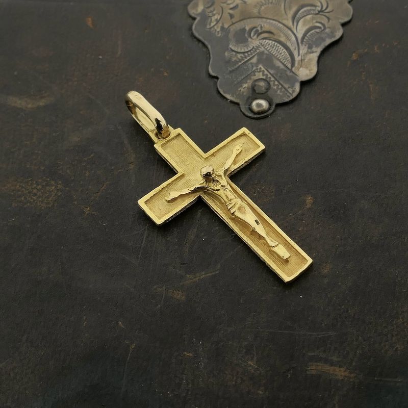 Image 10 of Gold pendant of a cross with corpus