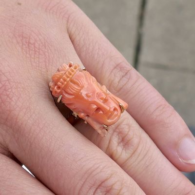 Vintage gold ring from Kuan Yin in red coral Image 1 of Vintage gold ring from Kuan Yin in red coral