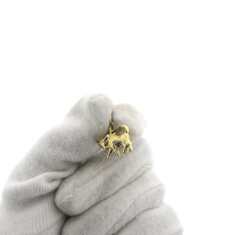 Image 3 of Gold pendant of a bull