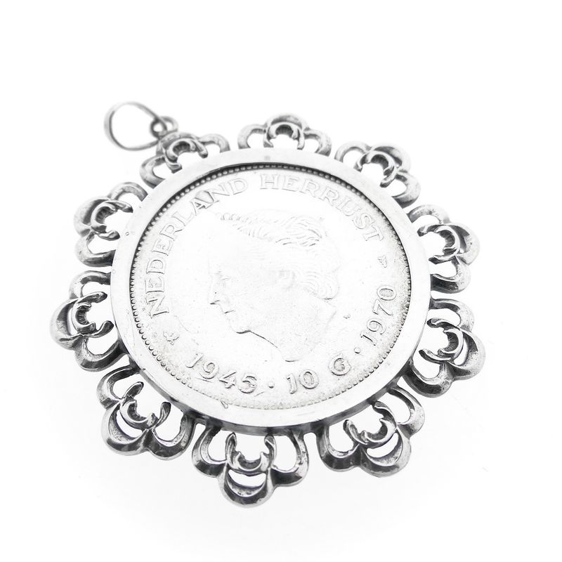 Image 10 of Silver pendant of 10 guilder coin of Juliana 1970.