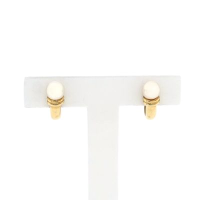 Image 1 of Gold stud earrings with pearl