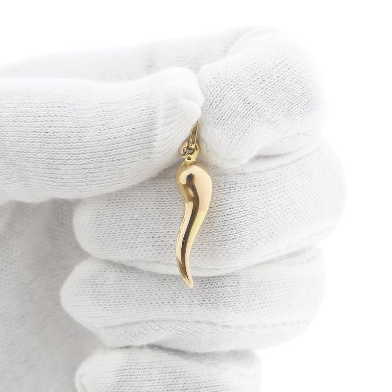 Image 8 of Gold pendant of an Italian pepper