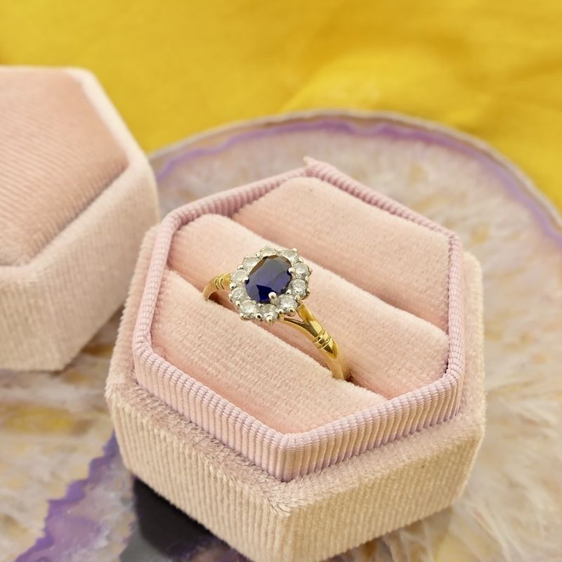 Image 2 of 18-karat gold ring with sapphire and diamond | 0.30 ct.