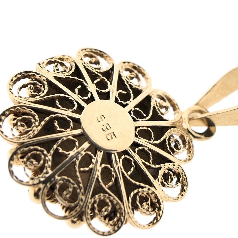 Image 5 of Gold pendant of a Zeeland button