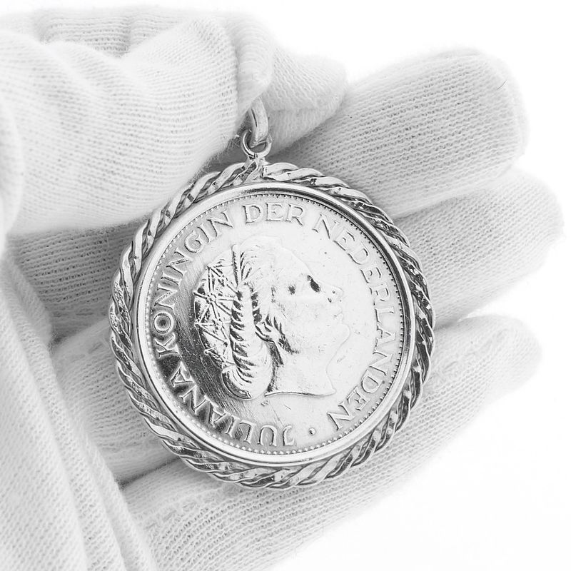 Image 2 of Silver coin pendant of 2.5 guilders; 1960 | Queen Juliana