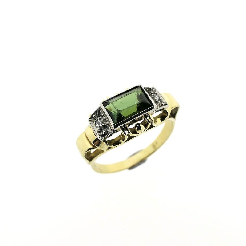 Image 1 of Vintage gold ring with peridot and diamonds; 0.04 ct.