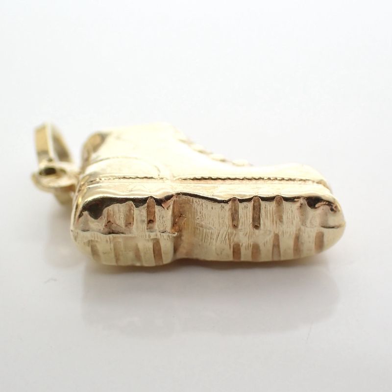 Image 3 of Gold pendant of a shoe