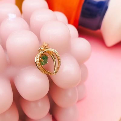 Image 2 of Gold pendant with emerald and diamond | 0.05 ct.