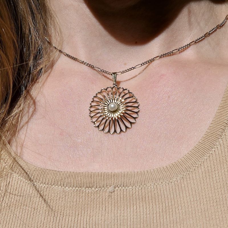 Image 7 of Gold flower pendant with pearl
