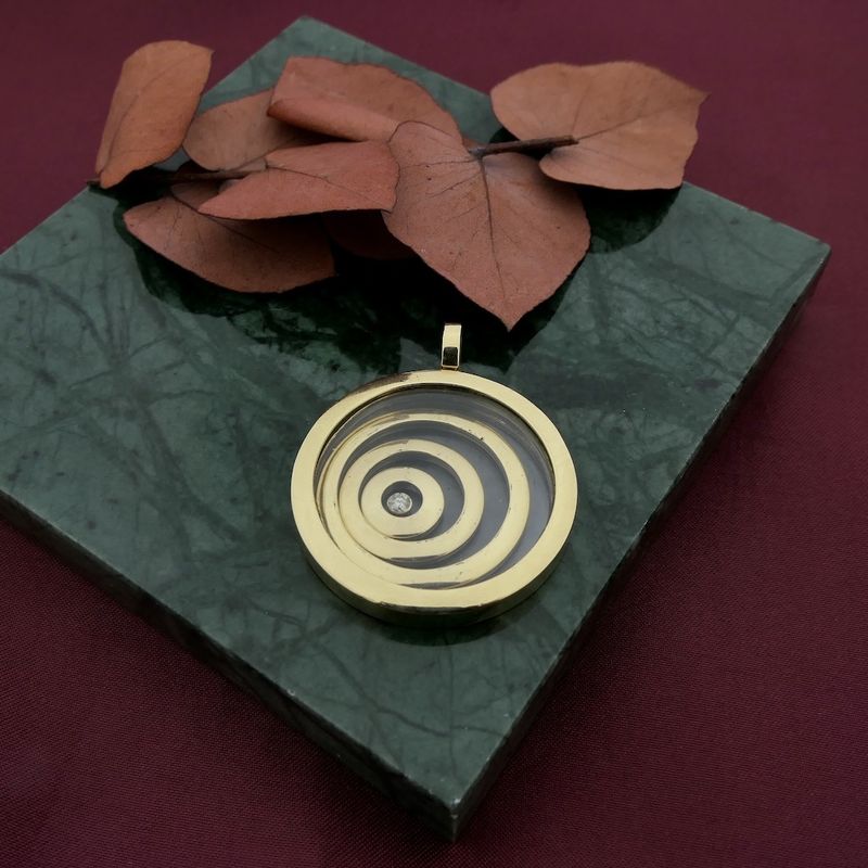 Image 9 of Gold pendant with a spiral and diamond