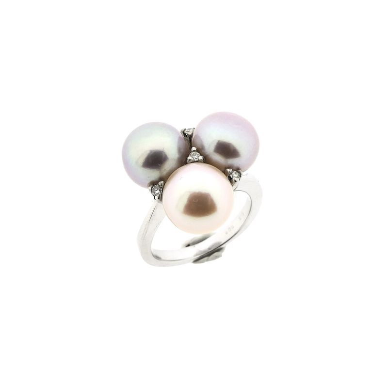 Image 1 of White gold ring with pearl and diamonds; 0.06 ct.