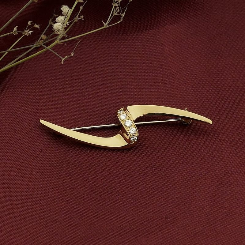 Image 2 of Gold brooch with diamonds; 0.17 ct.