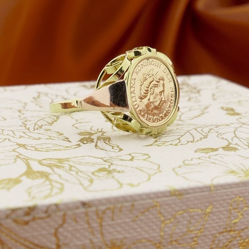 Image 2 of Gold ring with medal | Queen Juliana