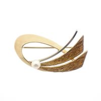 Two-tone gold brooch with pearl