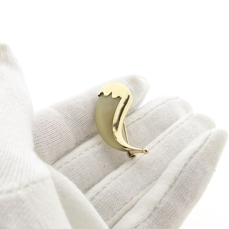 Image 8 of 9 carat brooch with tiger nail