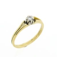 Gold solitaire ring with diamond; 0.14 ct.