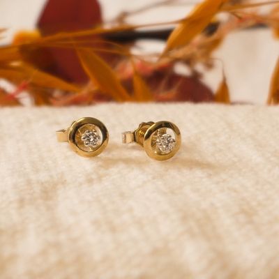 Image 2 of Gold stud earrings with diamond | 0.05 ct.